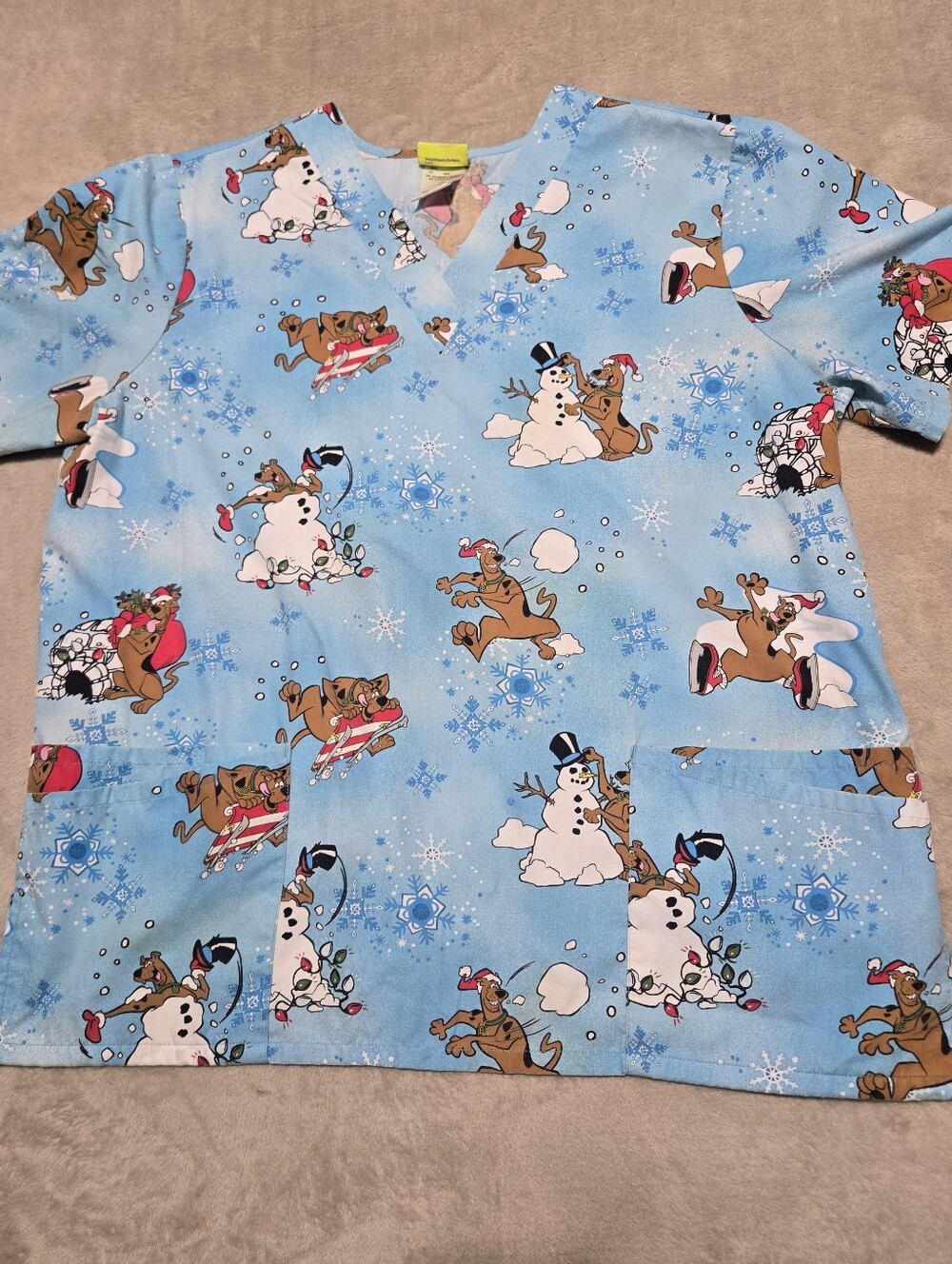 Scooby-Doo Christmas Scrub Top Womens Size L 4 Front Pockets